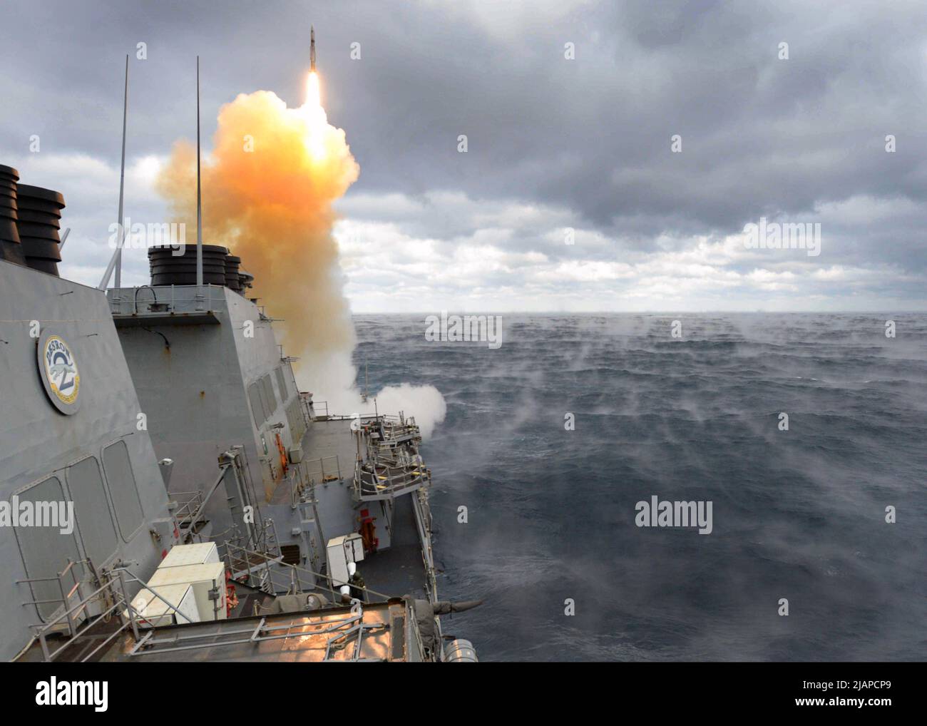 Der Arleigh Burke-Klasse Lenkraketen-Zerstörer USS Laboon (DDG 58) startet während einer Trainingsübung eine SM-2 Rakete. Hier wird die USS Laboon mit der Theodore Roosevelt Carrier Strike Group als Komposit Training Unit Exercise (COMPTUEX) in Vorbereitung auf einen bevorstehenden geplanten Einsatz bezeichnet. Optimierte Version eines Fotos der US-Marine. Kredit US Navy/M.J. Lieberknecht Stockfoto