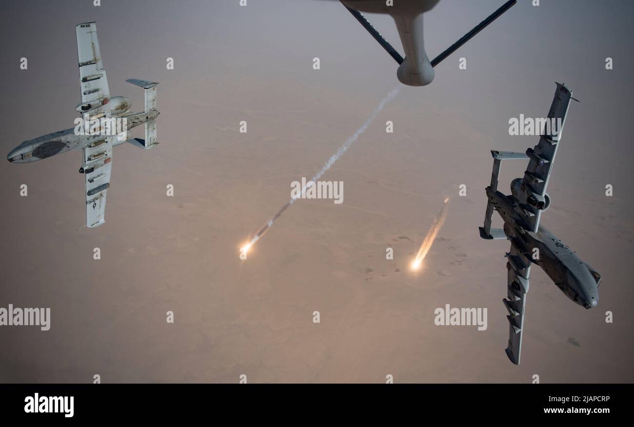 Die US Air Force A-10 Thunderbolt IIS feuert nach dem erneuten Betanken aus der Luft von einem KC-135-Stratotanker, der der Expeditionary Aerial Betanking Squadron von 340. aus dem Kandahar Airfield, Afghanistan, zugewiesen wurde, an, 15. August 2019. Die A-10 bietet Koalitionstruppen eine enge Luftunterstützung und präzise Streikkapazitäten, um die Einnahmequellen der Taliban anzugreifen. Optimierte Version eines USAF-Fotos. Kredit US Navy / K. Bowes Stockfoto