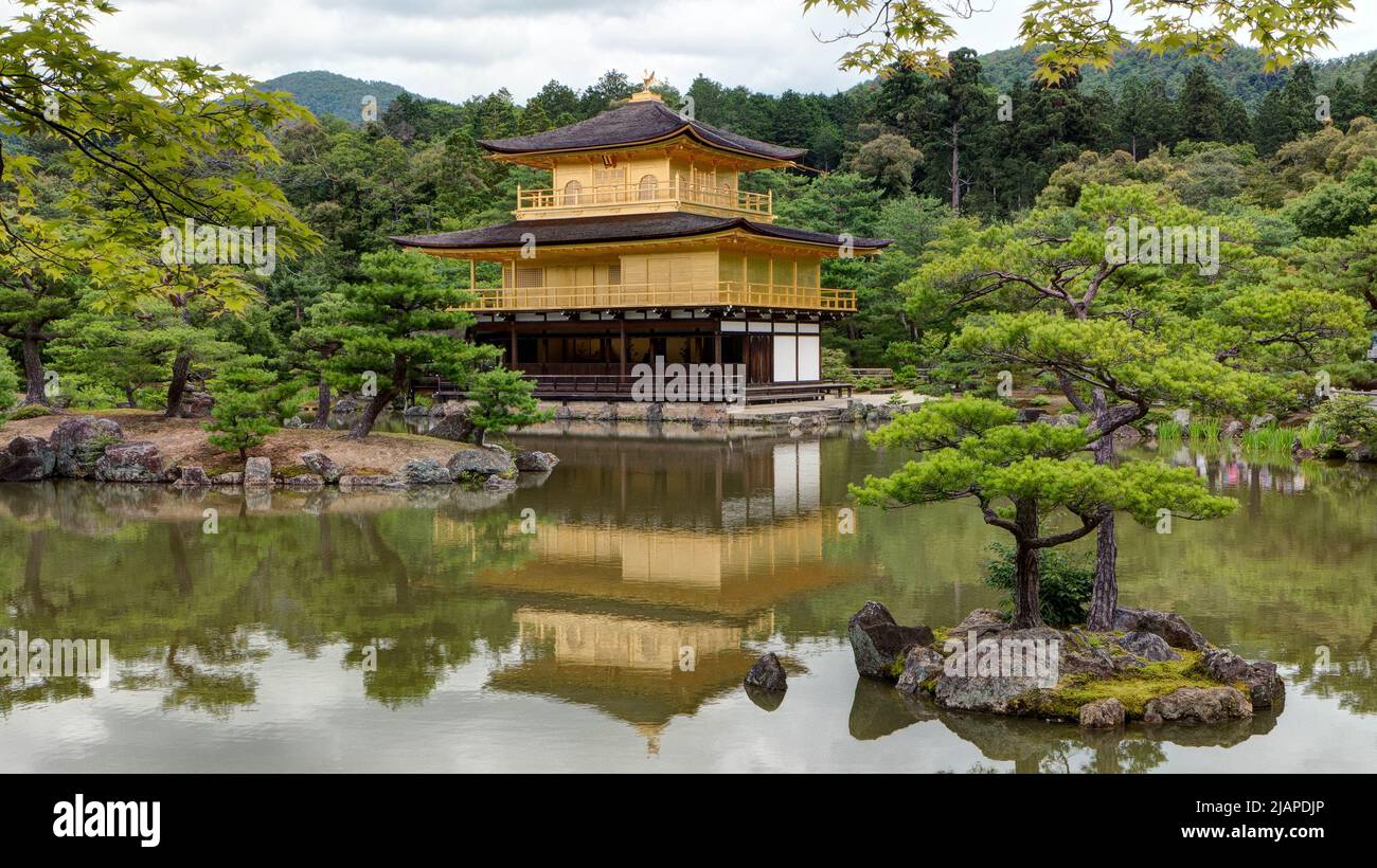 Kinkaku-ji (wörtlich ÒTemple des Goldenen PavilionÓ), offiziell Rokuon-ji genannt, ist ein Zen-buddhistischer Tempel in Kyoto, Japan. Es ist eines der beliebtesten Gebäude in Kyoto und zieht jedes Jahr viele Besucher an. Es ist als National Special Historic Site, eine National Special Landscape bezeichnet und ist einer von 17 Orten, aus denen die historischen Denkmäler des alten Kyoto, die zum Weltkulturerbe gehören. Kyoto, Japan Stockfoto