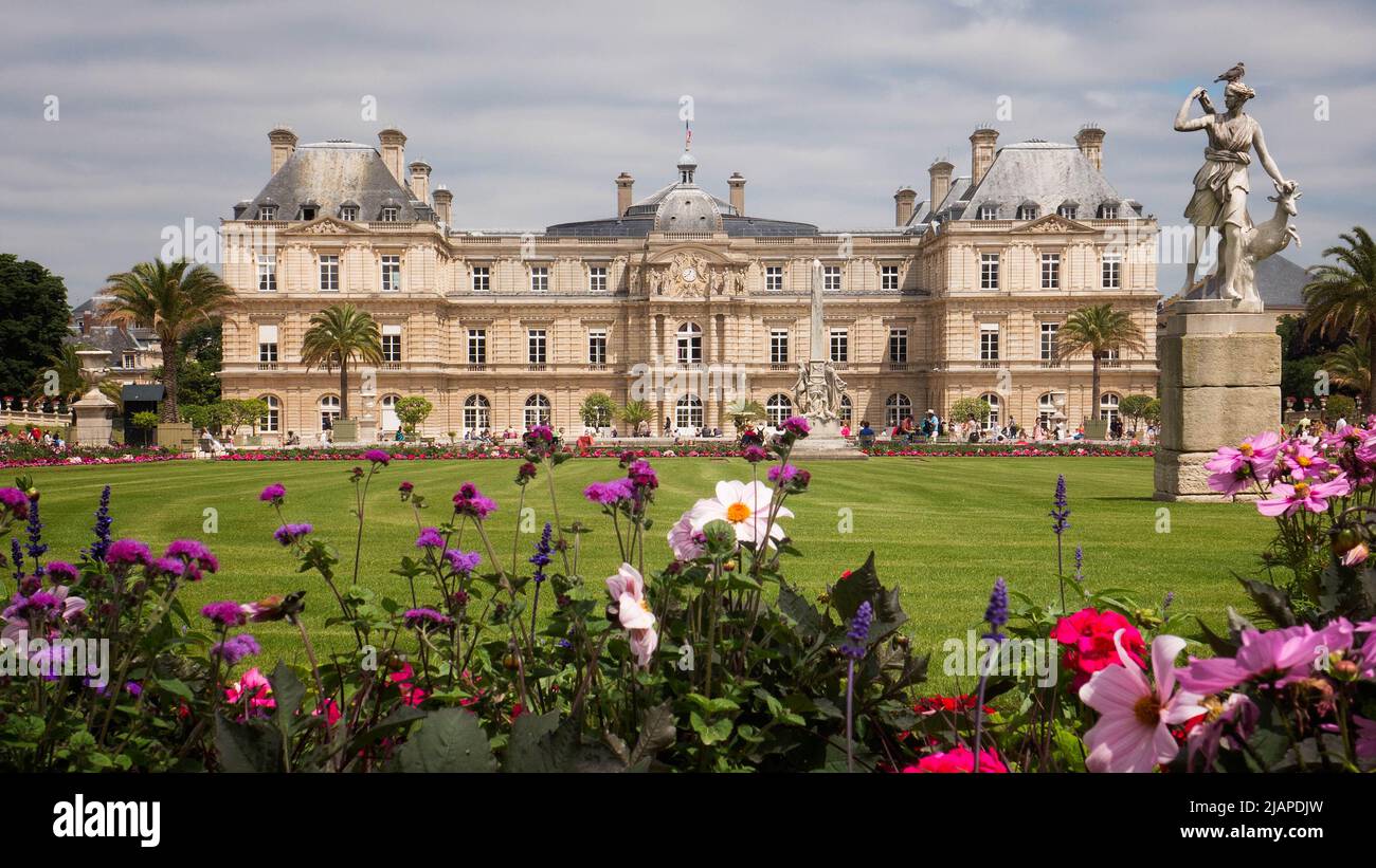 Palais du Luxembourg, Jardin du Luxembourg, Paris, Frankreich.der Palast in der Rue de Vaugirard 15 im Pariser Arrondissement 6. wurde ursprünglich nach Plänen des französischen Architekten Salomon de Brosse als königliche Residenz der Regentin Marie de' Medici, Mutter von König Ludwig XIII., erbaut Der Palast beherbergt jetzt den französischen Senat. Stockfoto