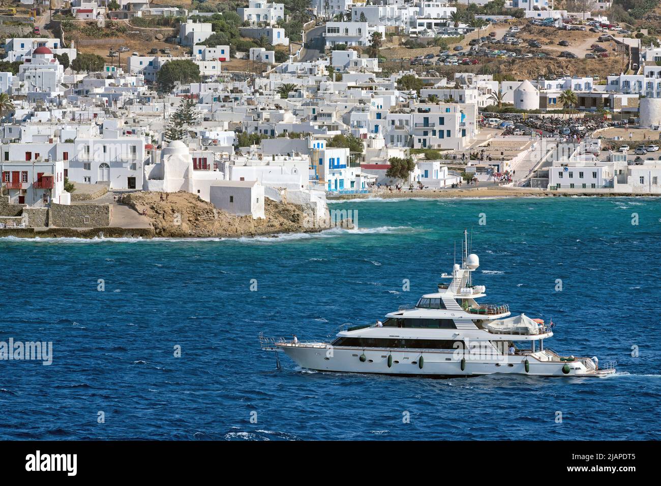 Luxusyacht 'Forty Love.' Die von der amerikanischen Werft Westport Yachts gebaute Sport Fisher Yacht mit einer Länge von 42m/138 Fuß ist in 5 Kabinen für bis zu 12 Gäste verfügbar. Diese Yacht ist von West Coast Custom Yachts im Innenstil gehalten. Erbaut 2003, umgebaut 2020. Mikonos, Griechenland Stockfoto