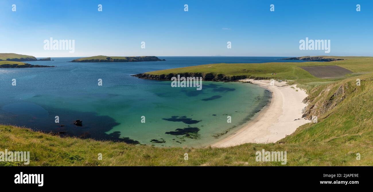 Bay of Scousburgh, Shetland Islands, Schottland, Großbritannien. Auf der rechten Seite ist der Strand Sands of Rerwick, Colsay Island ist in der Mitte links und wenn Sie genau hinsehen, können Sie Robben im Wasser direkt vor der Küste sehen. Stockfoto