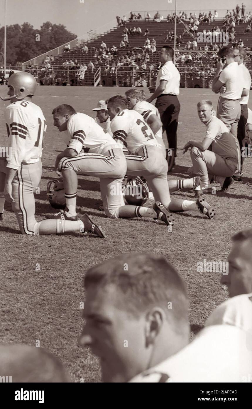 Die Offensive der Florida State University beendet Trainer Bobby Bowden am Rande der FSU-Spieler während des Fußballspiels in Tallahassee gegen die University of Kentucky am 10. Oktober 1964. (USA) Stockfoto