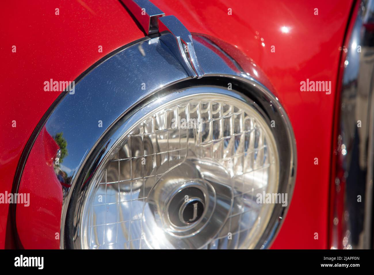 Bukarest, Rumänien – 20. Mai 2022: Ein roter Jaguar Mark IX aus dem Jahr 1959. Dieses Bild ist nur für redaktionelle Zwecke bestimmt. Stockfoto