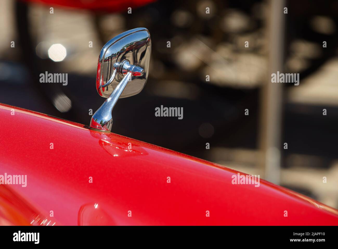 Bukarest, Rumänien – 20. Mai 2022: Ein roter Jaguar Mark IX aus dem Jahr 1959. Dieses Bild ist nur für redaktionelle Zwecke bestimmt. Stockfoto