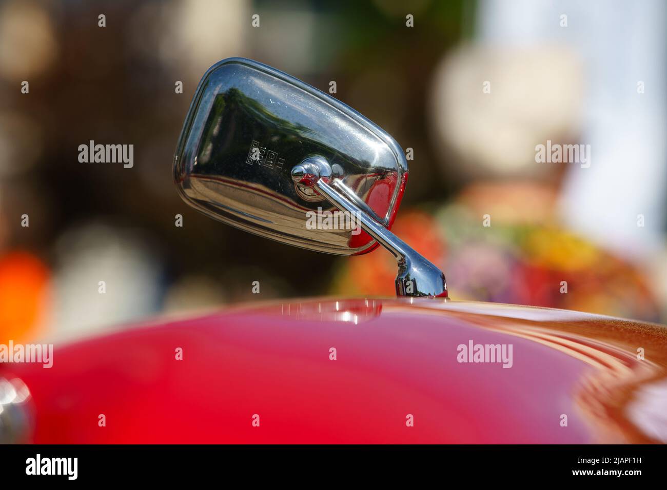 Bukarest, Rumänien – 20. Mai 2022: Ein roter Jaguar Mark IX aus dem Jahr 1959. Dieses Bild ist nur für redaktionelle Zwecke bestimmt. Stockfoto