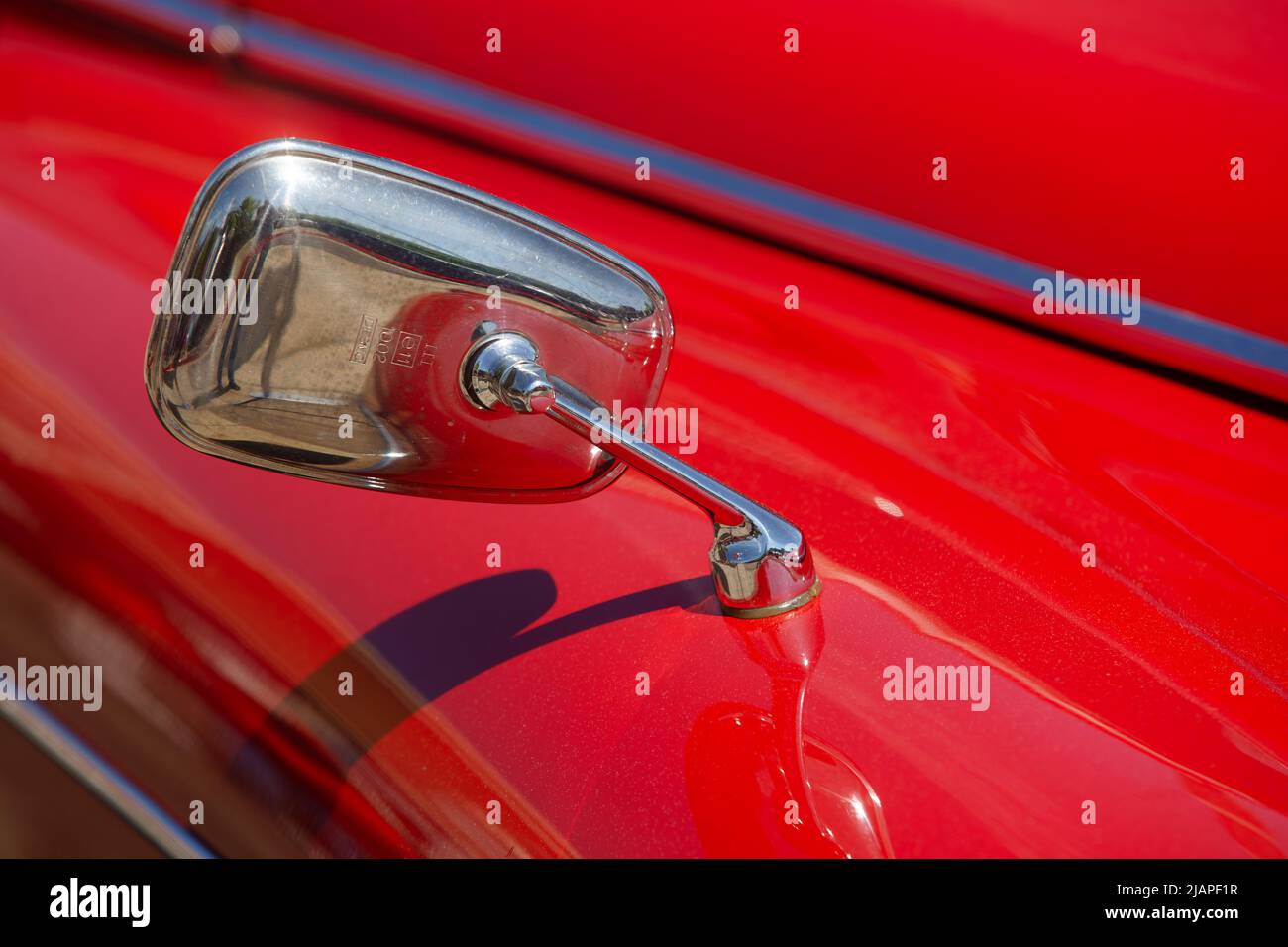 Bukarest, Rumänien – 20. Mai 2022: Ein roter Jaguar Mark IX aus dem Jahr 1959. Dieses Bild ist nur für redaktionelle Zwecke bestimmt. Stockfoto