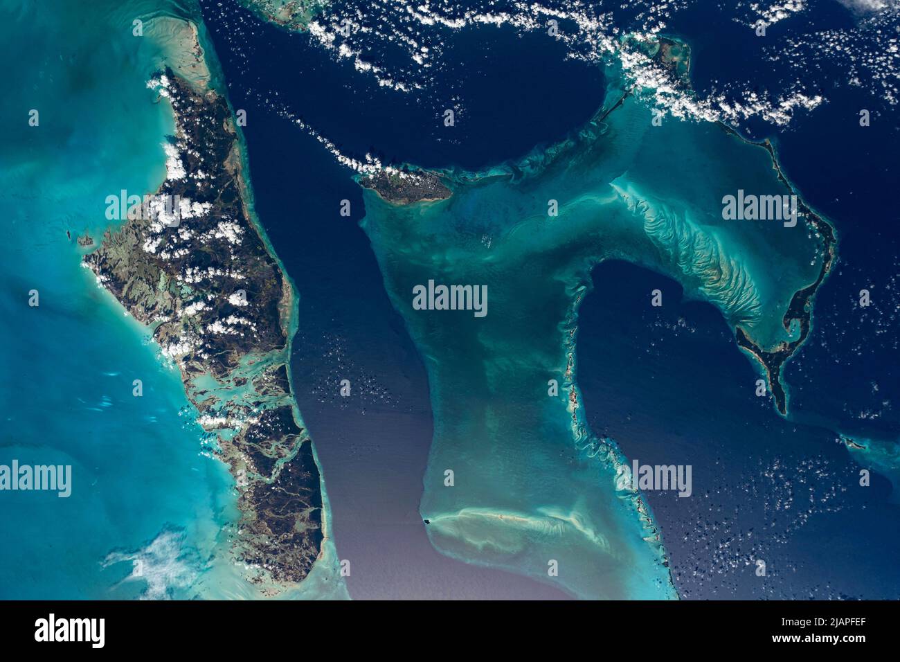 Bahamas (links), Nassau (Mitte), Eleuthera (rechts). Eine Ansicht der Erde von der Internationalen Raumstation (ISS) 1. Dezember 2021 eine optimierte und digital verbesserte Version eines NASA/ESA-Bildes. Obligatorische Gutschrift: NASA/ESA/M.Maure. Hinweis: Nutzungseinschränkungen: Nicht als Billigung zu präsentieren. Stockfoto