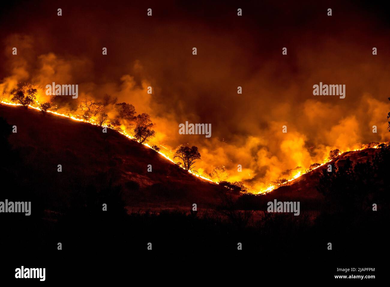 Ein Waldbrand wütet außer Kontrolle. The Woolsey Fire, California, Vereinigte Staaten von Amerika. November 2018. Eine optimierte / verbesserte Version eines USDA Forest Service Bildnachweis: USDA Stockfoto