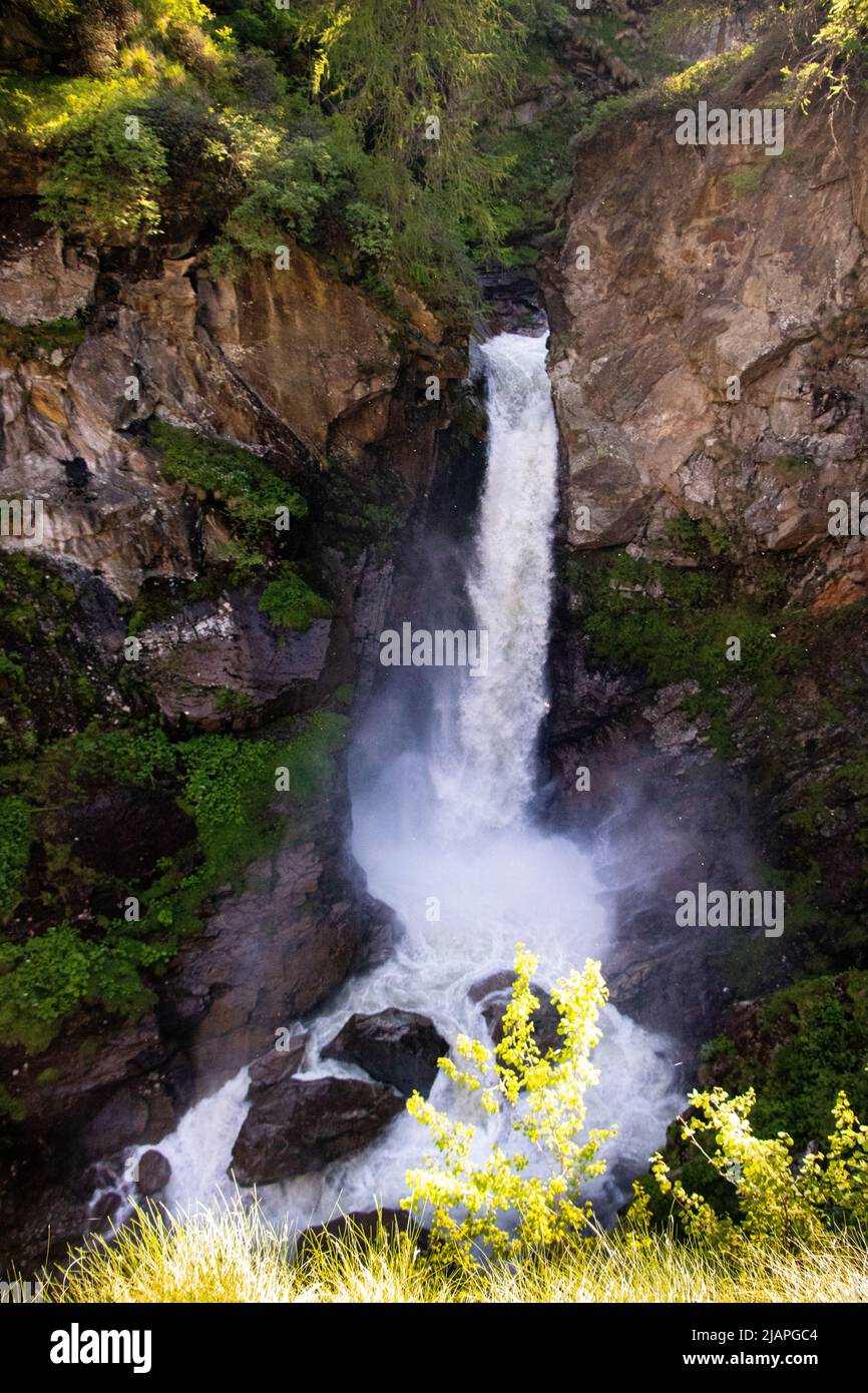Ein wunderschöner Wasserfall in den Bergen (Alagna Val Sesia) Stockfoto