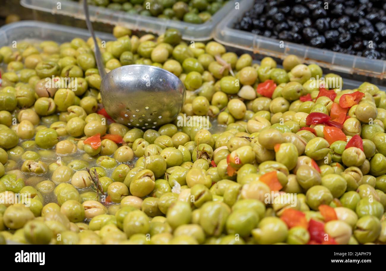 Sortiment von reifen eingelegten grünen Oliven auf dem Bauernmarkt in Malaga, Andalusien, Spanien Stockfoto