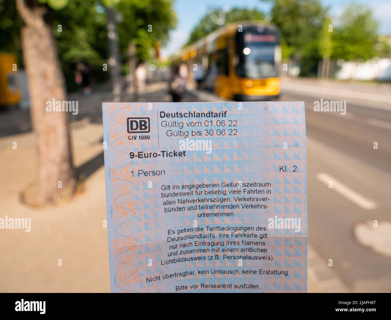 9 Euro Ticket an einer Seilbahnstation für öffentliche Verkehrsmittel. Halten Sie das Ticket und schauen Sie es sich an. Der Deutschlandtarif ist Teil des Entlastungspakets Stockfoto
