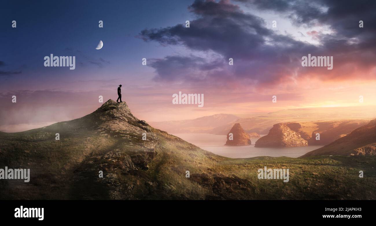 Ein Mann, der hoch auf einem Hügel läuft und die Sonnenuntergänge in einer Küstenlandschaft beobachtet. Freiheit und Wahlfreiheit bei Fotokomposit. Stockfoto