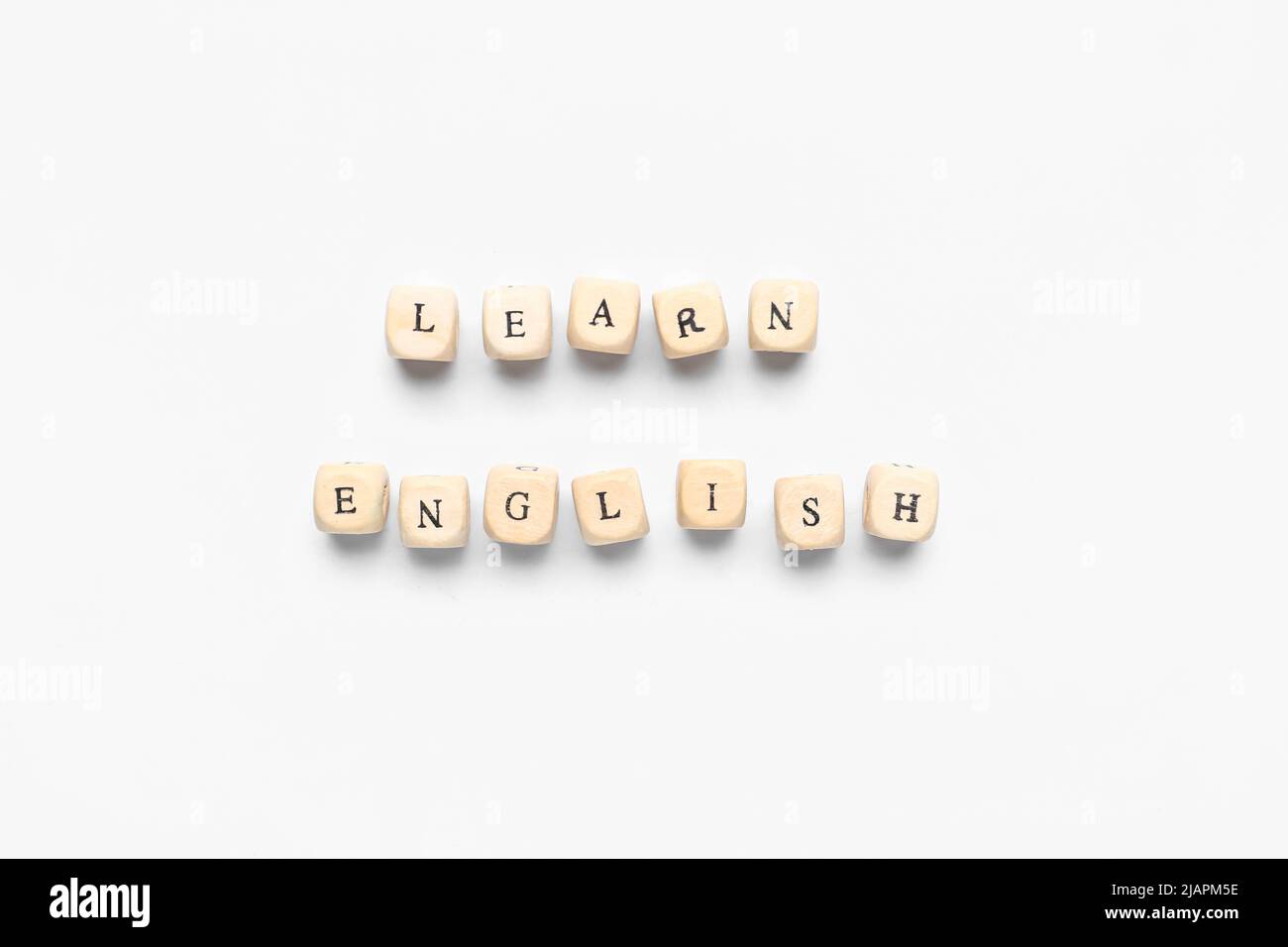 Holzwürfel mit Text ENGLISCH lernen auf weißem Hintergrund Stockfoto