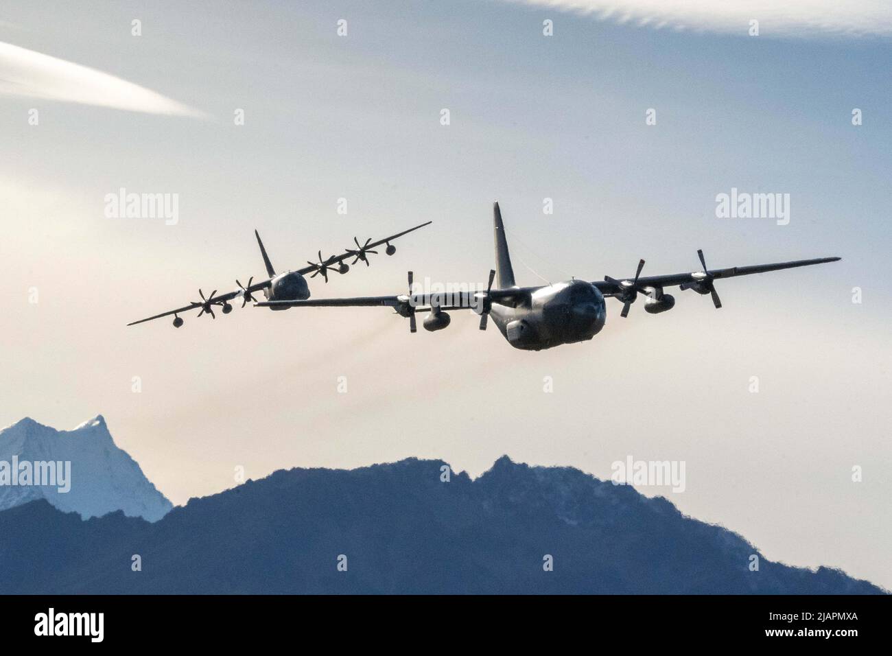 RNZAF Base Auckland, Neuseeland. 13.. Mai 2022. Ein C-130H Herkules, der der Royal New Zealand Air Forces 40 Squadron, rechts, zugewiesen wurde, und ein MC-130J Commando II der US Air Force, der dem 353. Special Operations Wing, links, zugewiesen wurde, fliegen in einer unähnlichen Formation über Neuseelands South Island im Rahmen der Übung Teak Net 22, 13. Mai 2022. Unterschiedliche Ausbildung verbessert die Fähigkeit der einzelnen Mitglieder der Luftbesatzung, eng mit verschiedenen Luftframes zu arbeiten, was die Fähigkeiten der Luftstreitkräfte beider Nationen verbessert. Quelle: U.S. Air Force/ZUMA Press Wire Service/ZUMAPRESS.com/Alamy Live News Stockfoto