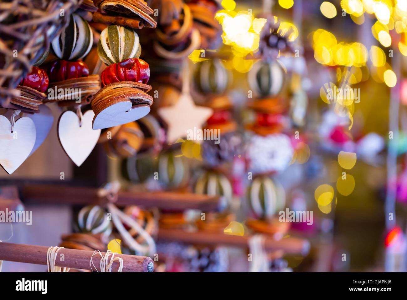 Mehrfarbige Neujahrsgirlanden zum Verkauf auf dem Straßenmarkt Stockfoto