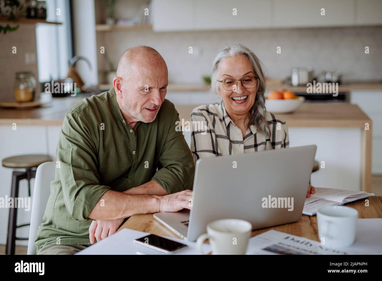 Glückliches Seniorenpaar kalkulieren Ausgaben oder planen gemeinsam zu Hause Budget. Stockfoto