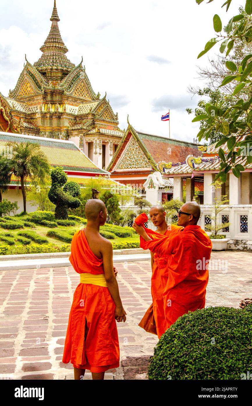 Buddhistische Mönche vor dem buddhistischen Tempel Wat Pho in Bangkok, Thailand. Stockfoto