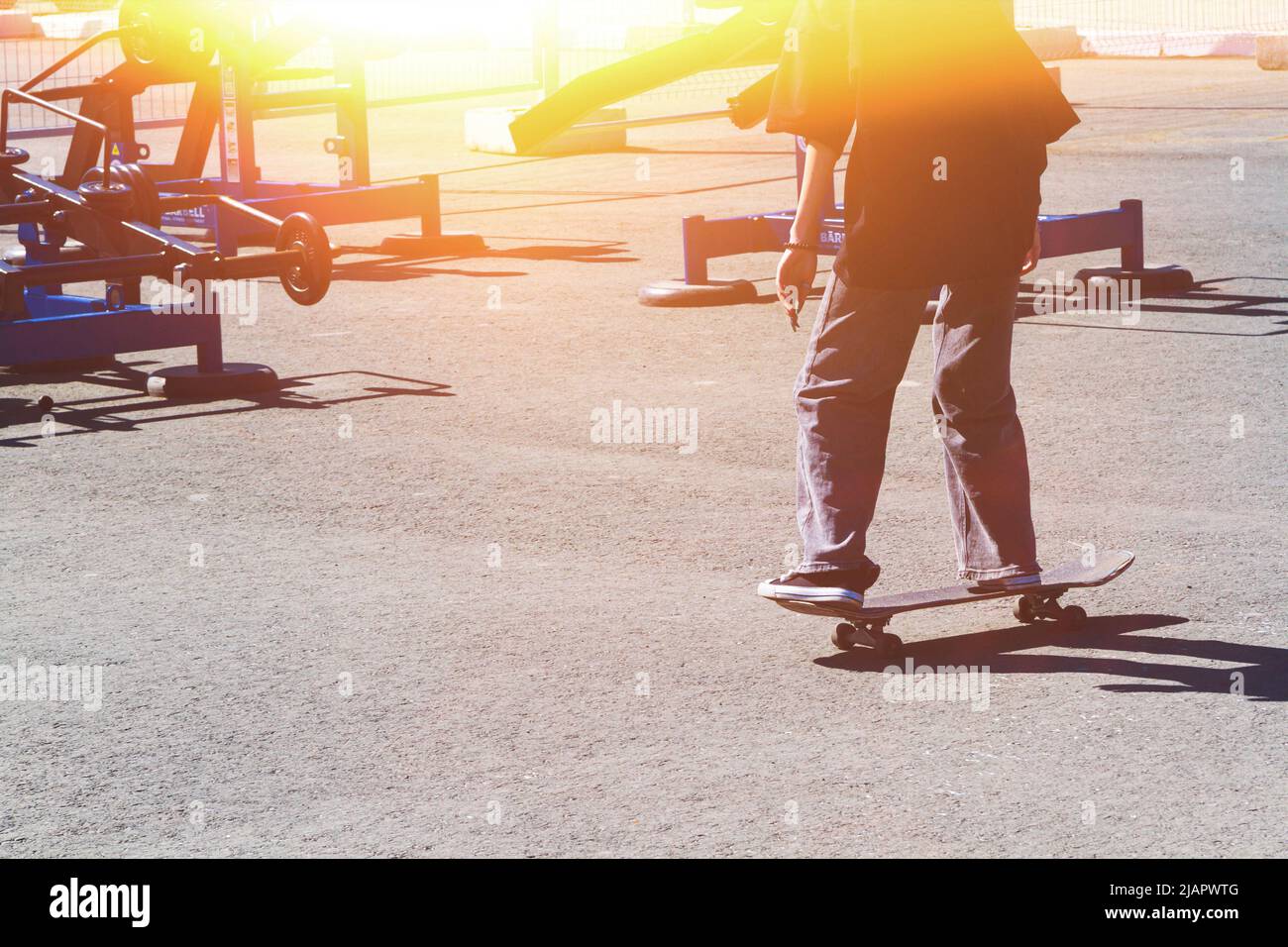 Skateboarding auf der Strecke. Tricks auf einem Skateboard. Gebiet zum Skifahren. Tricktrack. Stockfoto