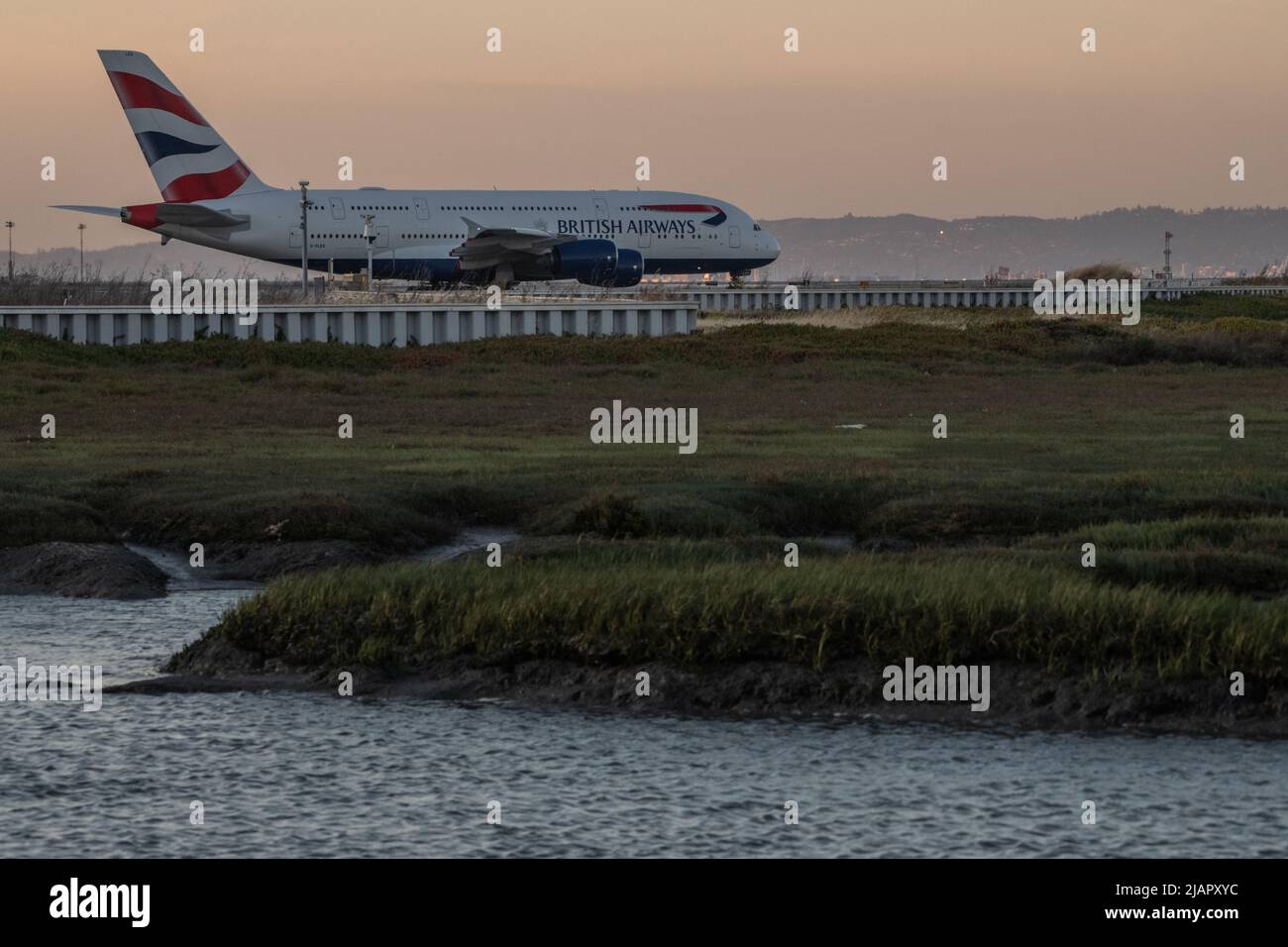 Ein britisches Flugzeug auf der Start- und Landebahn über dem Küstensumpfgebiet am internationalen Flughafen von San Francisco, Kalifornien, USA. Stockfoto