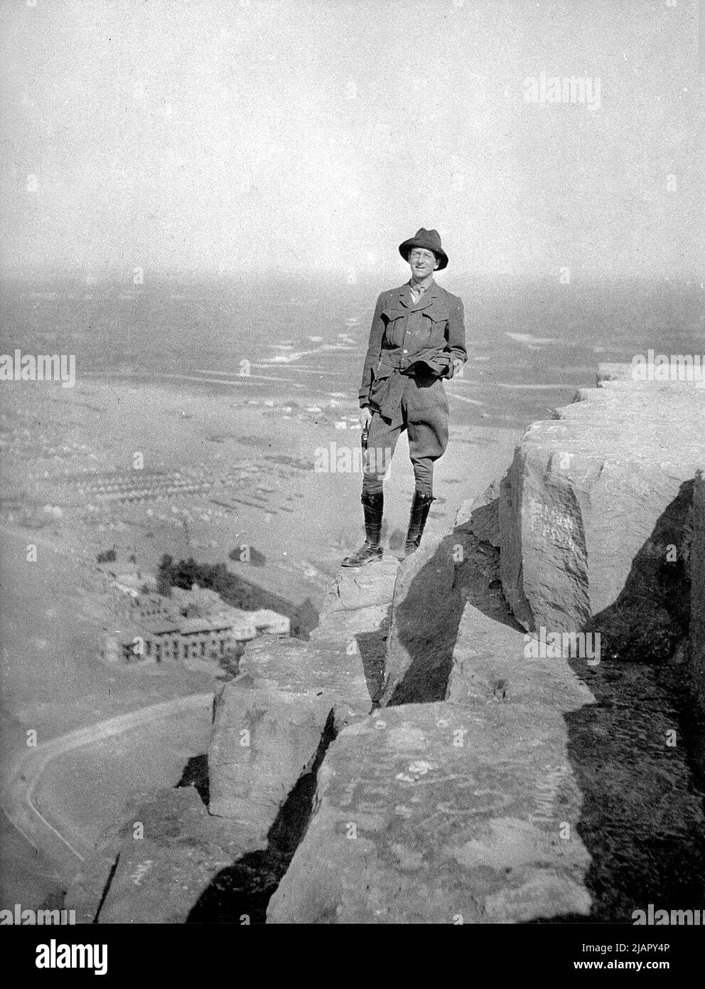 Der offizielle australische Kriegskorrespondent Charles Bean auf der Cheops-Pyramide in Ägypten am Neujahrstag 1915. Im Hintergrund ist das Mena-Lager der Australian Imperial Force zu sehen Stockfoto