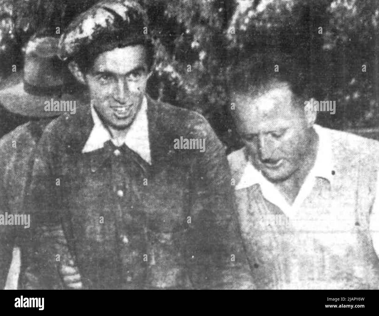 Brian O'Brien mit seinem Vater nach 1953 Höhlenrettung, aus einer australischen Zeitung über die Veranstaltung zu der Zeit ca. 1953 Stockfoto