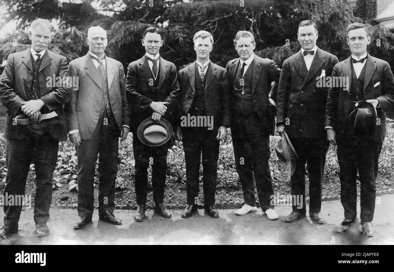 Eine Gruppe von Abgeordneten der australischen Labour Party in Canberra. Von links nach rechts: James Fenton, Edward Riley, Frank Forde, James Scullin, Frank Brennan, Parker Moloney und Norman Makin ca. 1928-1931 Stockfoto