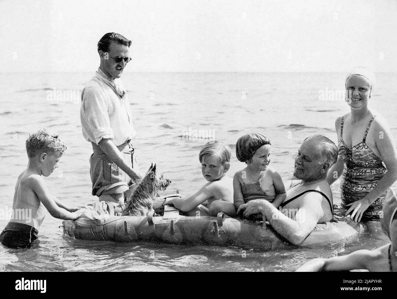 Der Gouverneur von South Australia Sir Willoughby Norrie und seine Familie entspannen sich im Meer am Henley Beach Ca. 1946 Stockfoto
