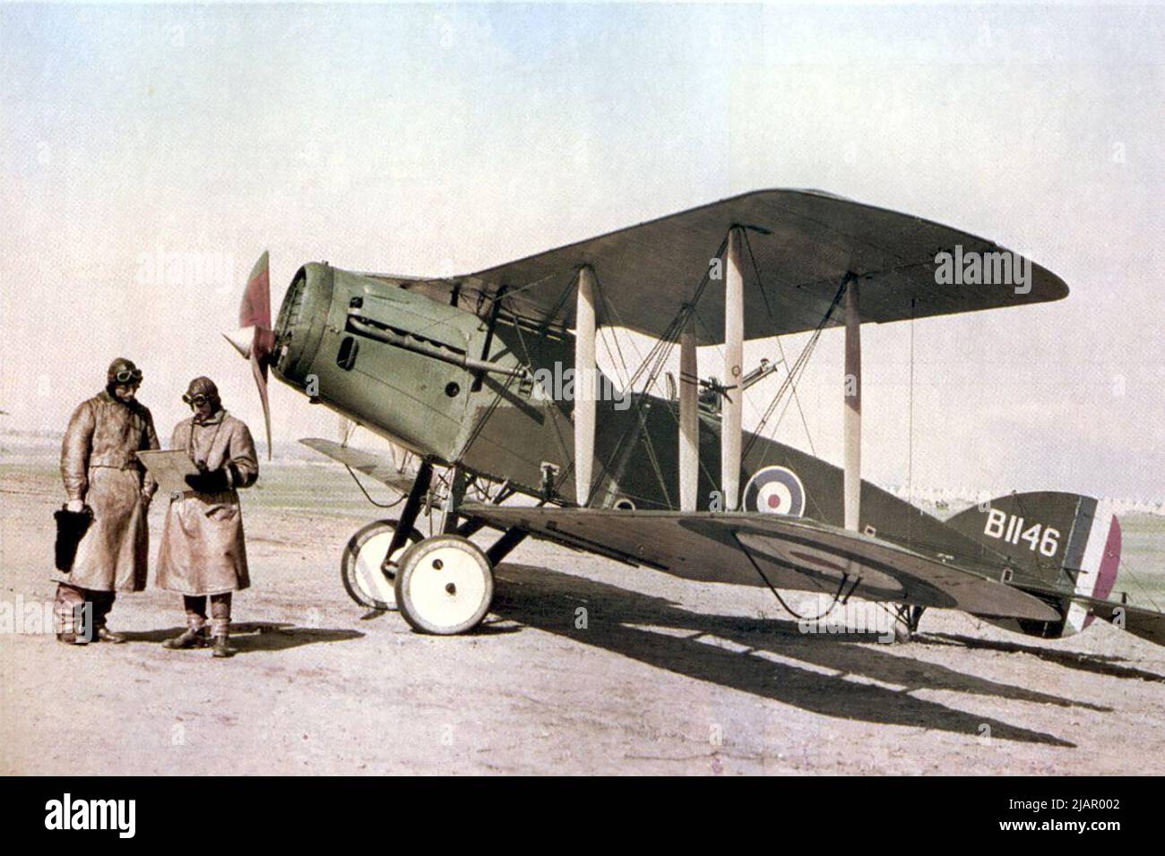 Ein Bristol F.2B Fighter von No. 1 Squadron, Australian Flying Corps, in Palästina, Februar 1918. Der Pilot (links) ist Kapitän Ross Smith, der 1919 Teil der Crew war, die den Rekord für Flüge von England nach Australien aufgestellt hat Stockfoto