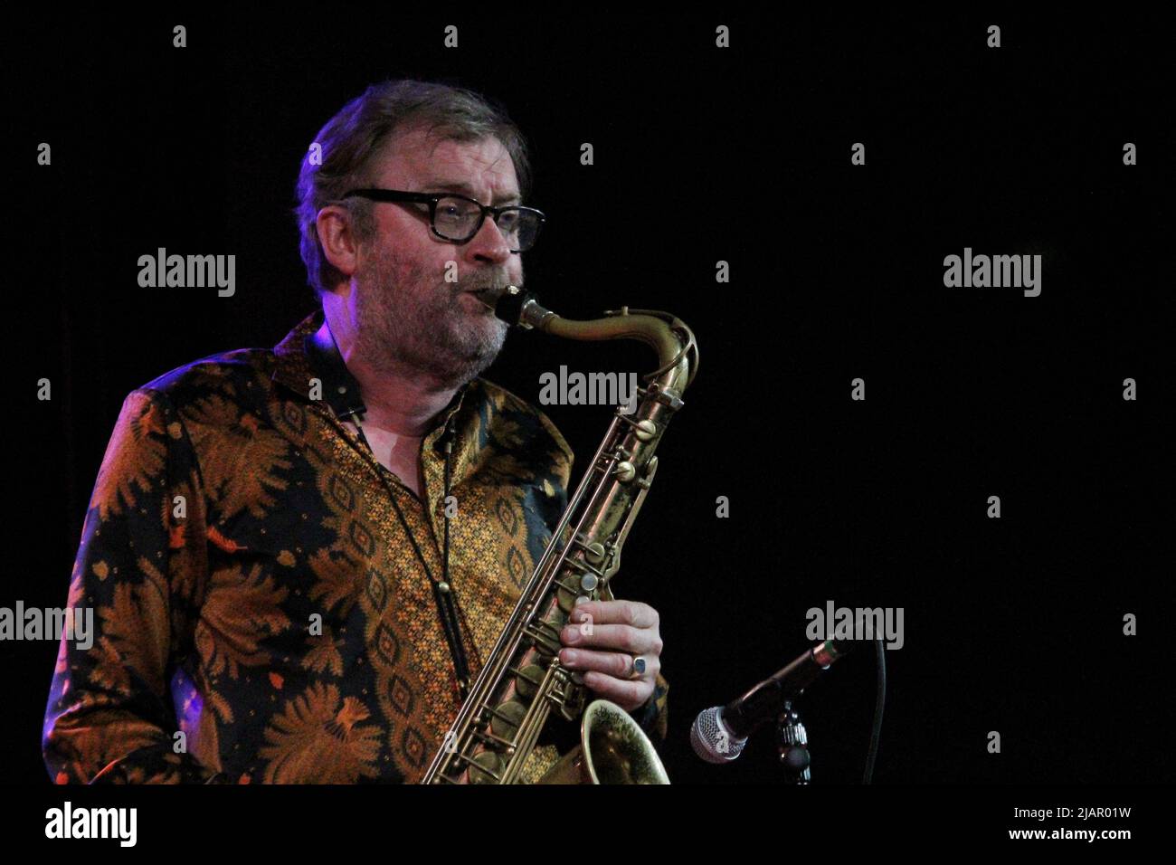 31. Mai 2022, Jakarta, Jakarta Capital Special Region, Indonesien: Der niederländische Saxophonist Jasper Blom und das Jazztrio Kelapa Muda spielen gemeinsam ihre Komposition im Erasmus Huis, Jakarta, Indonesien. In der Aktion scheinen sie Jazz-Genres zu spielen, wie zum Beispiel Avangarde Jazz Rock, der ihr eigenes Werk ist. (Bild: © Kuncoro Widyo Rumpoko/Pacific Press via ZUMA Press Wire) Stockfoto