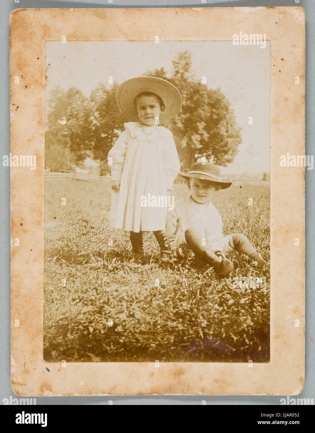 Stachiewicz Roman und Anna Kinder von Piotr Stachiewicz im Garten Stockfoto