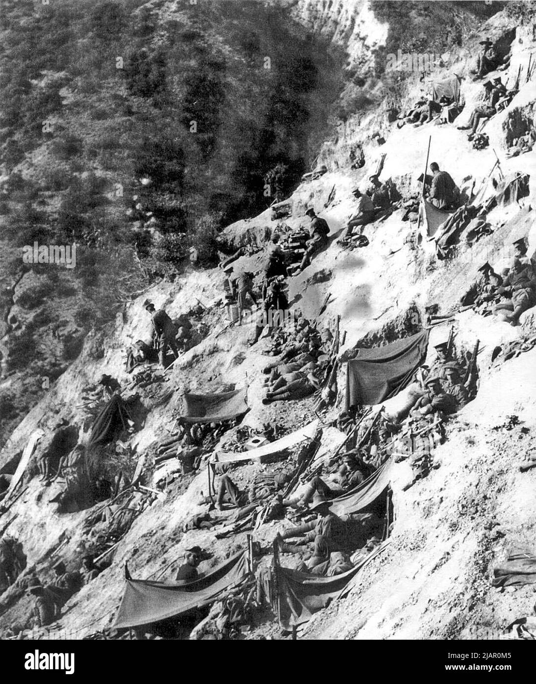 Dugouts des australischen Bataillons 1. am Meereshang von Steele's Post mit Blick auf das Monash Valley, 3. Mai 1915 während der Schlacht von Gallipoli. Der gegenüberliegende Hang ist die Seite von Russell's Top. Stockfoto