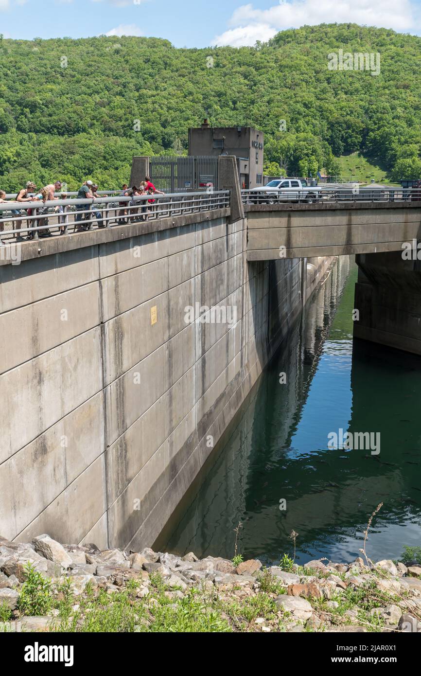 Der Kinzua-Staudamm im Allegheny National Forest in Warren, Pennsylvania, USA Stockfoto
