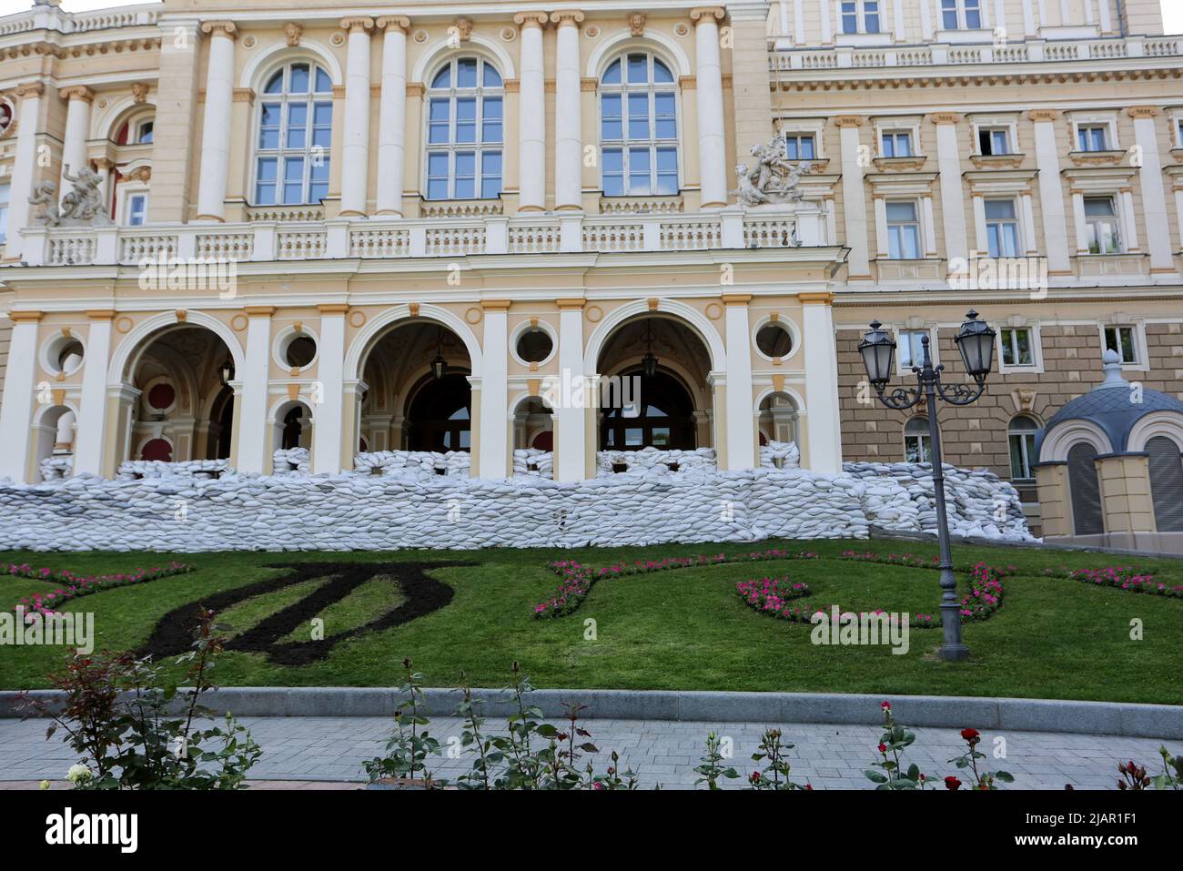 Odessa, Ukraine. 31.. Mai 2022. Fassade des Odessa State Academic Opera and Ballet Theatre, Sandsäcke sind sichtbar. Das Zentrum von Odessa während des russischen Krieges gegen die Ukraine errichtete die ukrainische Regierung aufgrund möglicher Straßenkämpfe Barrikaden im historischen Zentrum.aufgrund möglicher Straßenkämpfe nach dem russischen Krieg gegen die Ukraine errichtete die ukrainische Regierung Barrikaden im historischen Zentrum von Odessa. Kredit: SOPA Images Limited/Alamy Live Nachrichten Stockfoto