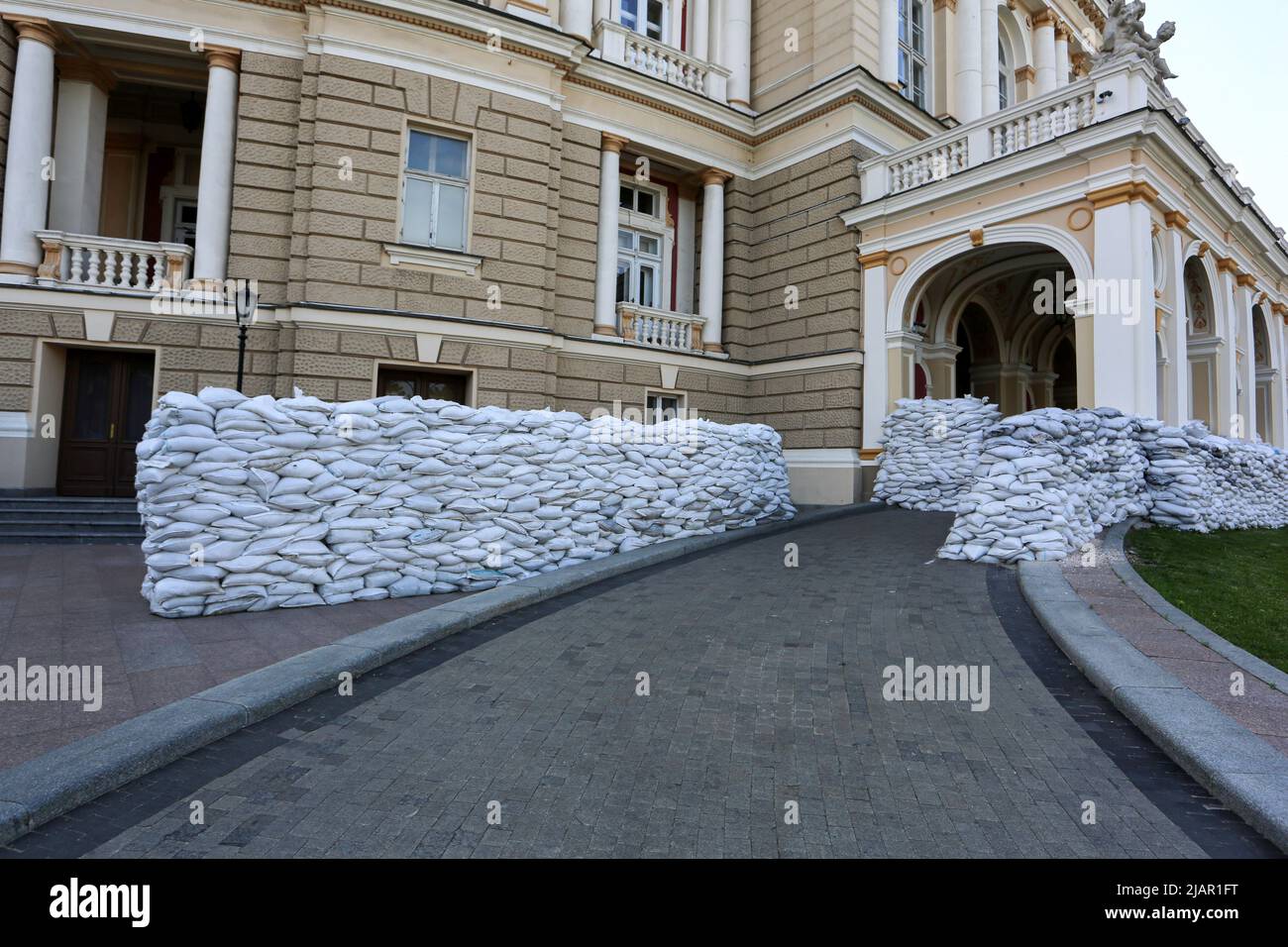 Odessa, Ukraine. 31.. Mai 2022. Fassade des Odessa State Academic Opera and Ballet Theatre, Sandsäcke sind sichtbar. Das Zentrum von Odessa während des russischen Krieges gegen die Ukraine errichtete die ukrainische Regierung aufgrund möglicher Straßenkämpfe Barrikaden im historischen Zentrum.aufgrund möglicher Straßenkämpfe nach dem russischen Krieg gegen die Ukraine errichtete die ukrainische Regierung Barrikaden im historischen Zentrum von Odessa. Kredit: SOPA Images Limited/Alamy Live Nachrichten Stockfoto