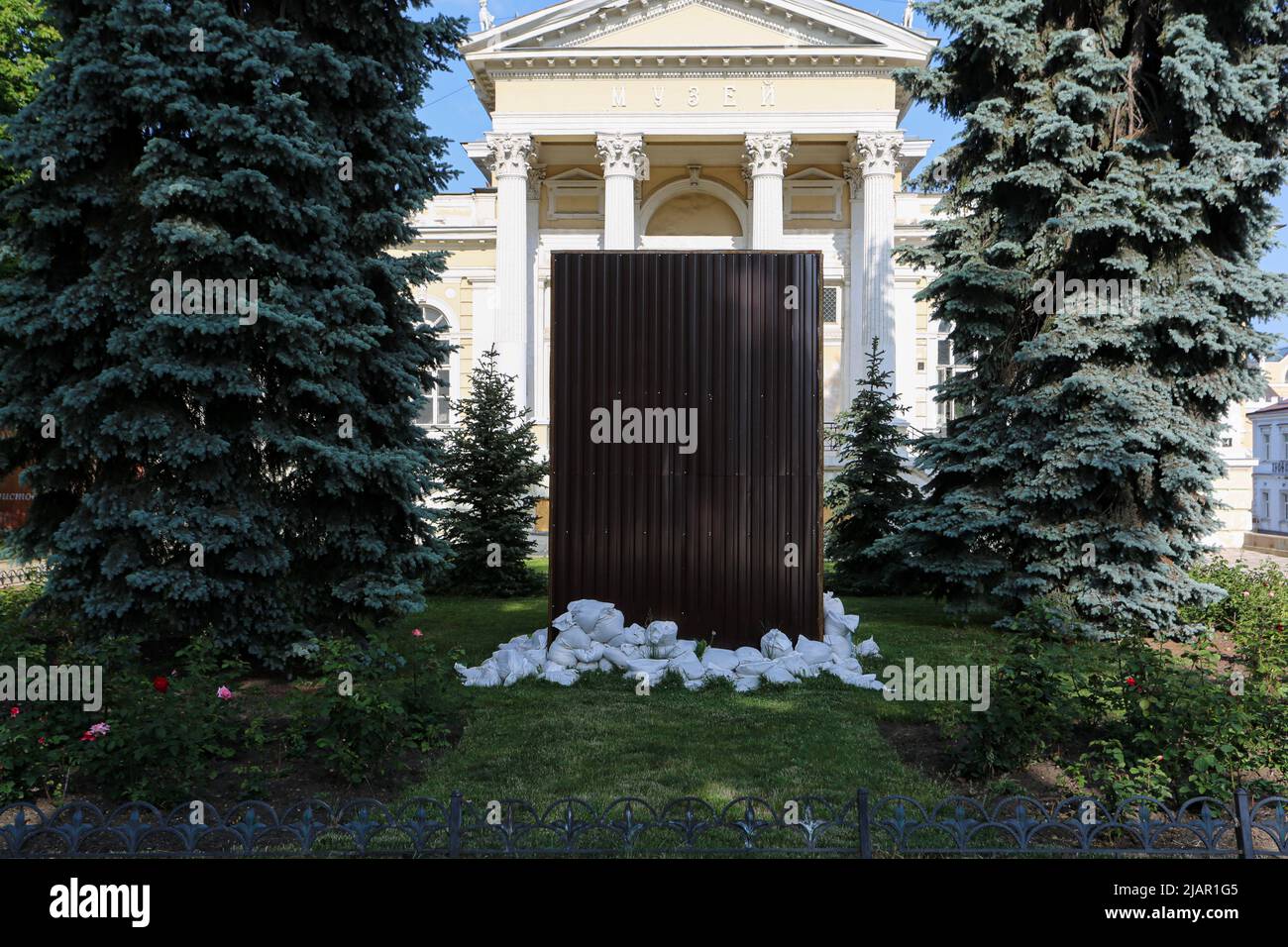 Odessa, Ukraine. 31.. Mai 2022. Skulptur von Laocoön in defensiven Strukturen aufgrund einer möglichen Zerstörung versucht die Regierung der Ukraine, das architektonische Erbe zu bewahren. Das Zentrum von Odessa während des russischen Krieges gegen die UkraineWegen möglicher Straßenkämpfe nach dem russischen Krieg gegen die Ukraine errichtete die ukrainische Regierung Barrikaden im historischen Zentrum von Odessa. Kredit: SOPA Images Limited/Alamy Live Nachrichten Stockfoto