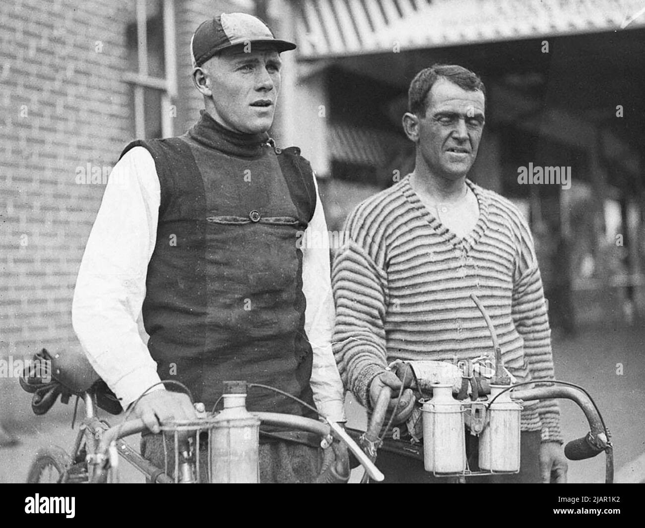 Zwei nicht identifizierte Radfahrer Konkurrenten ca. 1930s Stockfoto