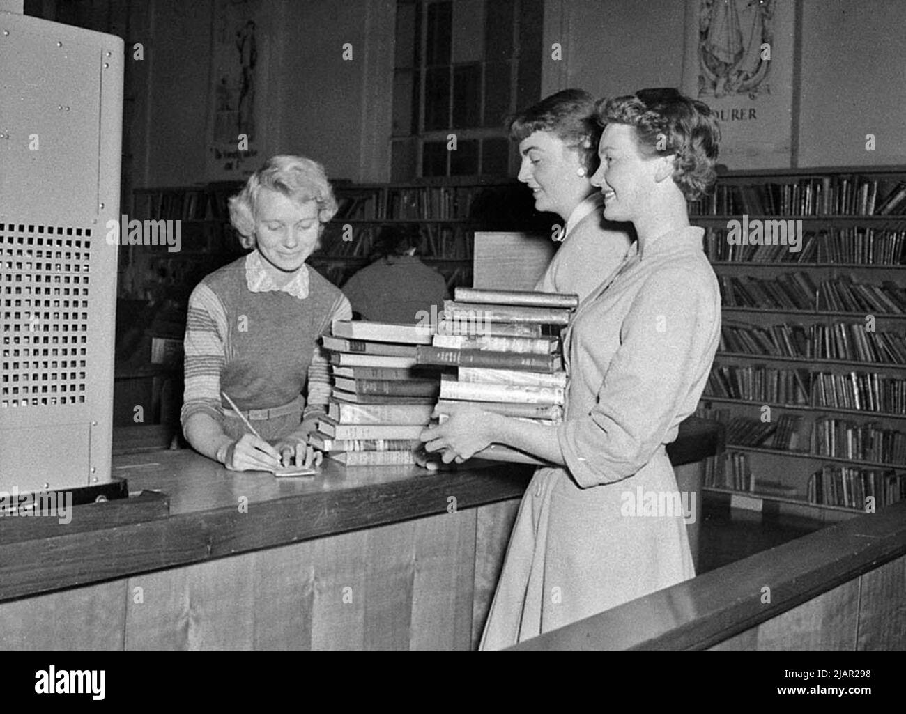 Civic Library - Frauen, die Bücher in der Bibliothek auschecken, ca. 1957 Stockfoto