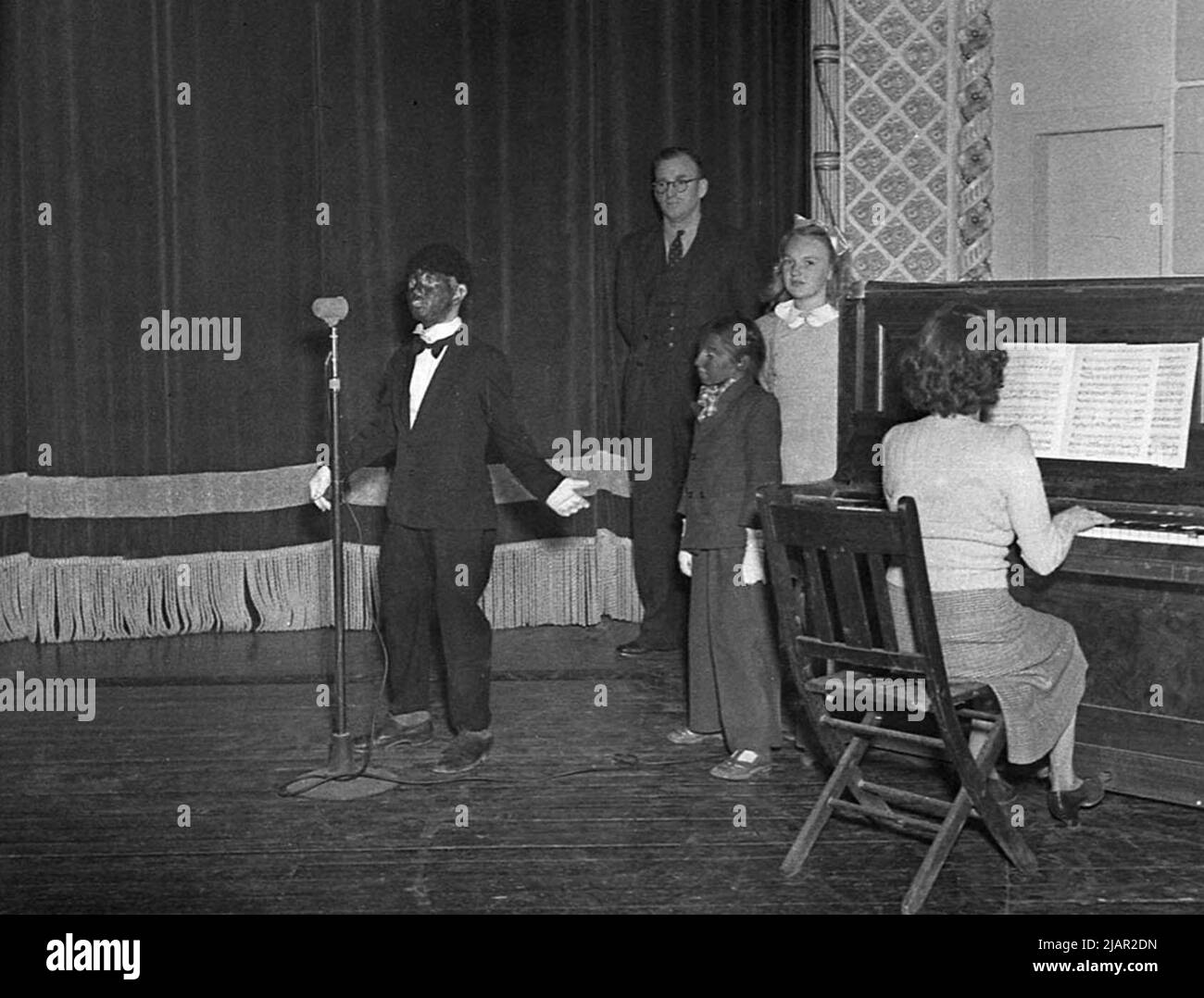 Al Jolson, Cronulla - Kinder treten in der 1940s. 1947 Stockfoto