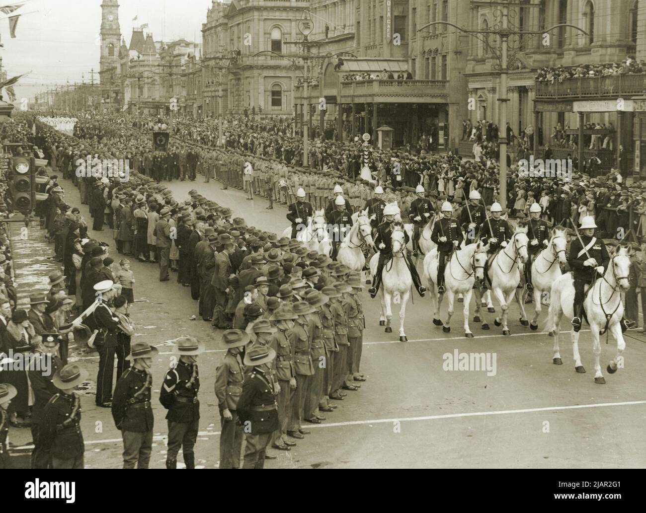 Ein Schwarz-Weiß-Foto einer Militärprozession unter Führung der berittenen Polizei ca. 1937 Stockfoto