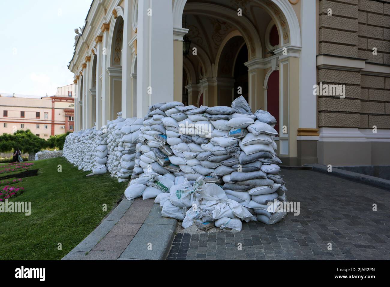 Odessa, Ukraine. 31.. Mai 2022. Fassade des Odessa State Academic Opera and Ballet Theatre, Sandsäcke sind sichtbar. Das Zentrum von Odessa während des russischen Krieges gegen die Ukraine errichtete die ukrainische Regierung aufgrund möglicher Straßenkämpfe Barrikaden im historischen Zentrum.aufgrund möglicher Straßenkämpfe nach dem russischen Krieg gegen die Ukraine errichtete die ukrainische Regierung Barrikaden im historischen Zentrum von Odessa. (Foto: Viacheslav Onyshchenko/SOPA Images/Sipa USA) Quelle: SIPA USA/Alamy Live News Stockfoto