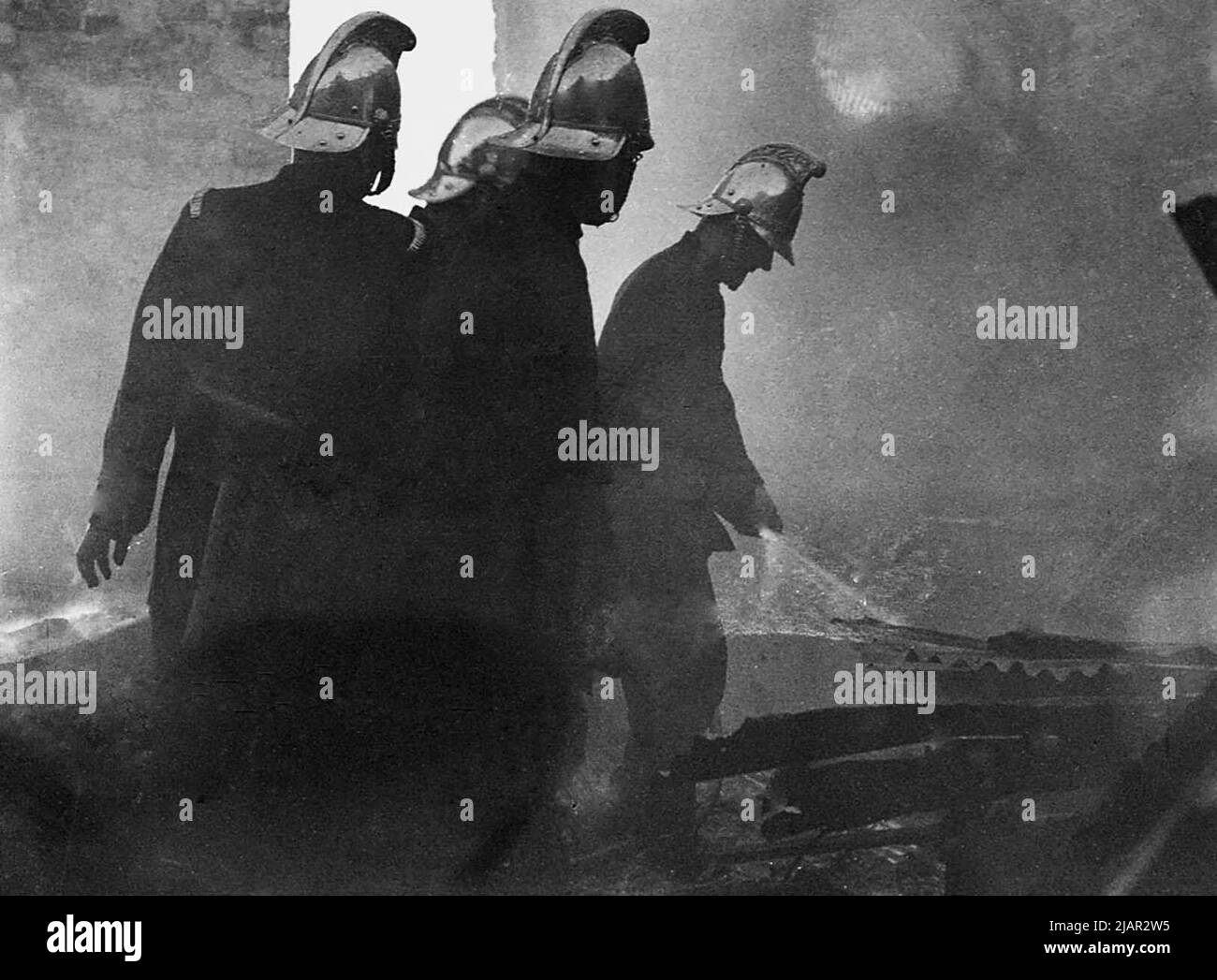 Feuerwehrmänner, die ein Feuer in der Botany Street, Redfern, ca. März 1937 Stockfoto