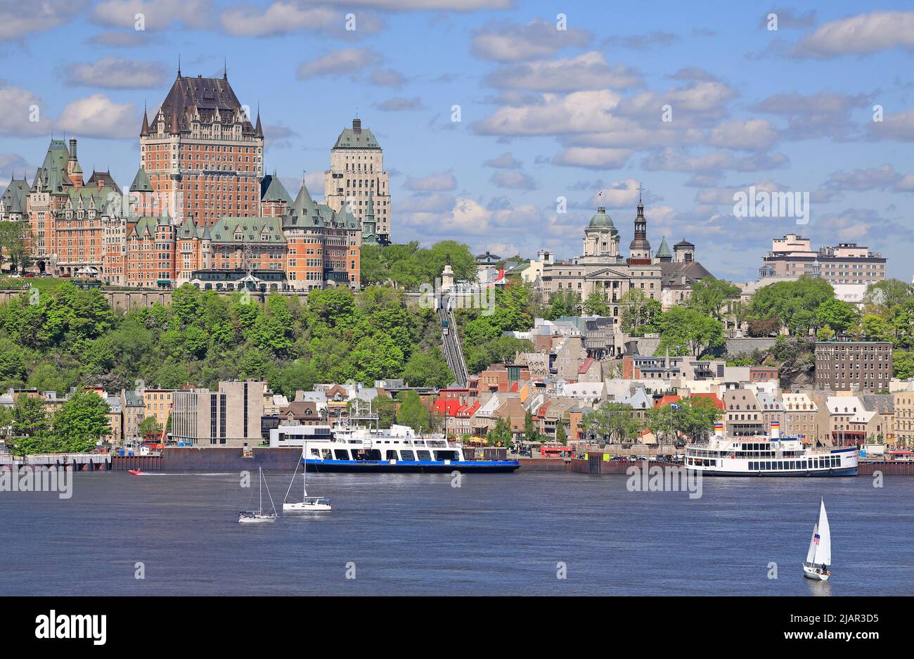 Skyline von Quebec City und Saint Lawrence River im Frühling, Kanada Stockfoto