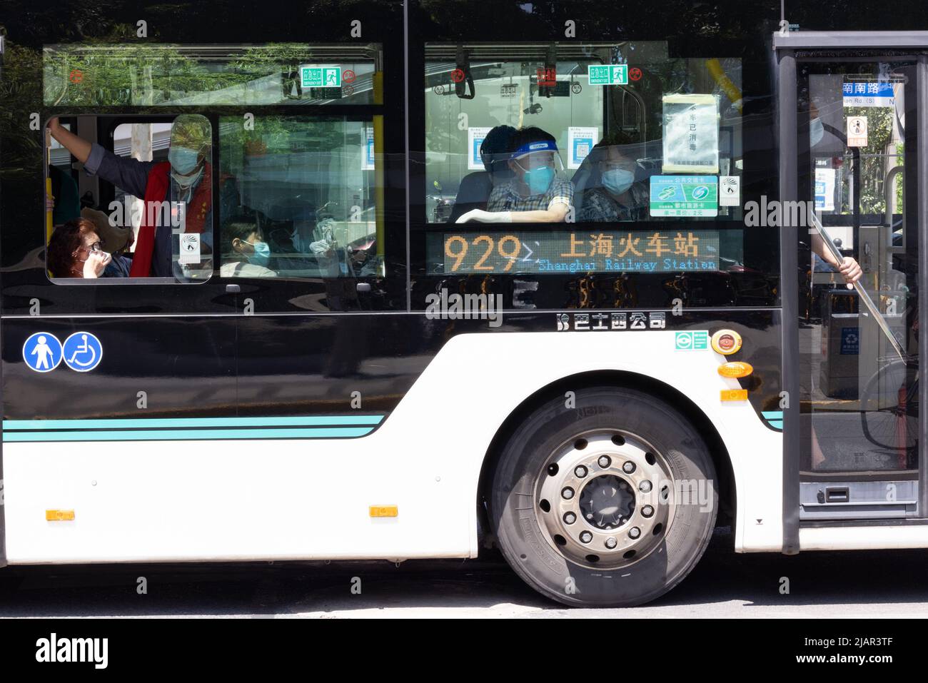 Shanghai, China. 31.. Mai 2022. Ein Bus, der zum Bahnhof Shanghai fährt, fährt auf der Straße im Huangpu-Bezirk von Shanghai, Ostchina, 31. Mai 2022. Quelle: Jin Liwang/Xinhua/Alamy Live News Stockfoto