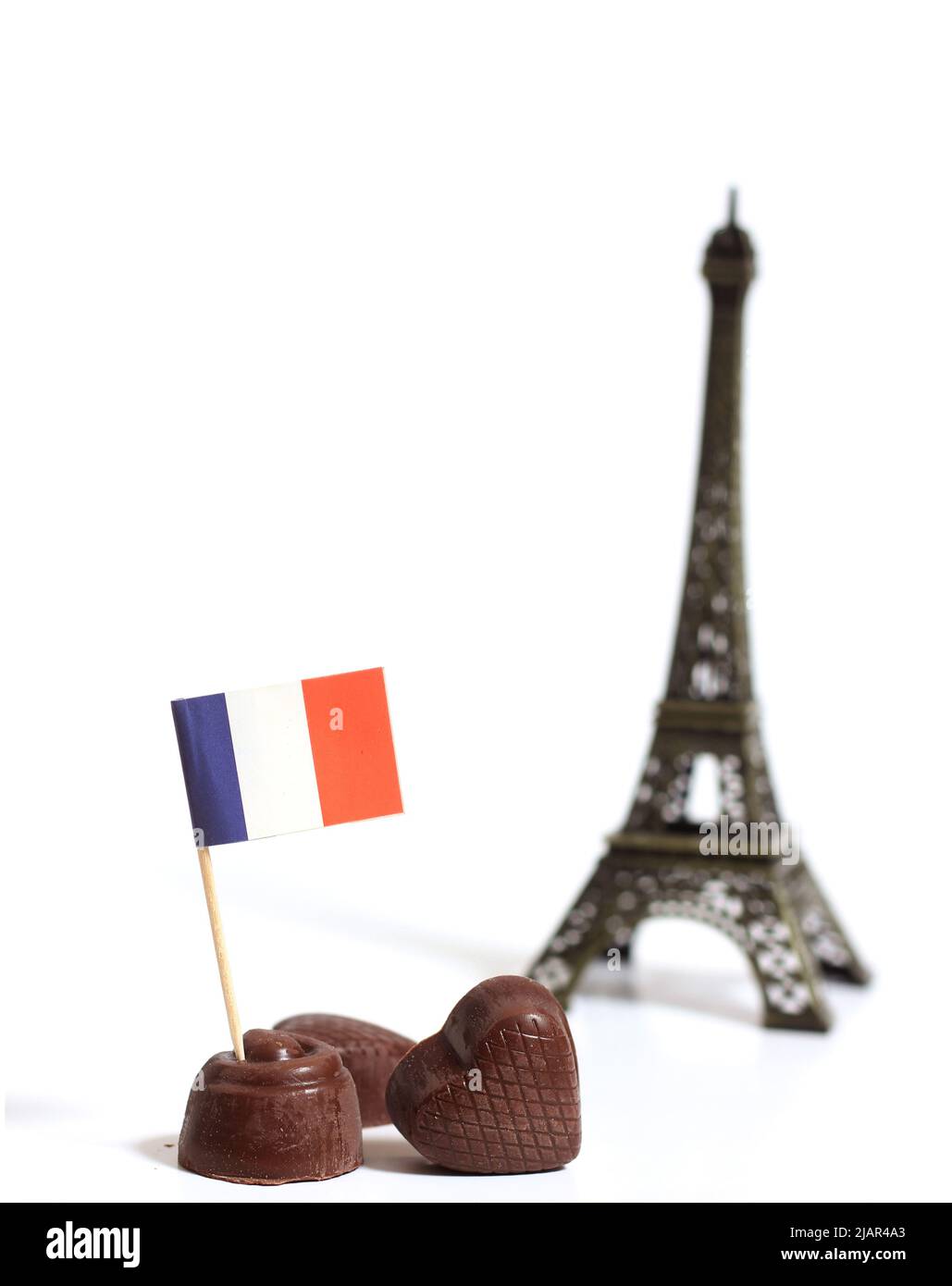 Französische Schokoladentrüffel mit französischer Flagge und Eiffelturm isoliert auf Weiß Stockfoto