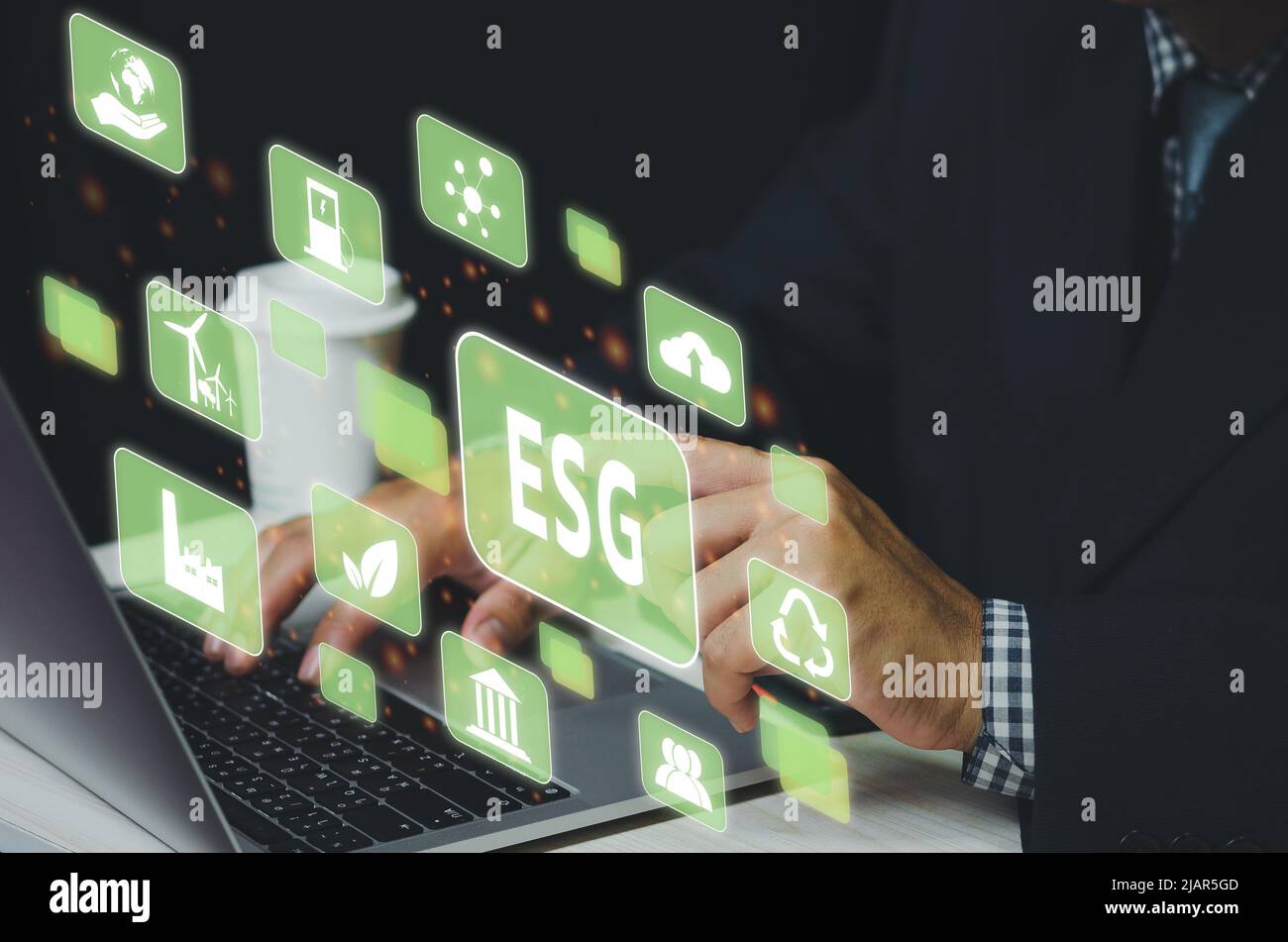 Geschäftsmann berühren ESL Umwelt Social Governance virtuellen Bildschirm Internet Business Technology Konzept. Stockfoto