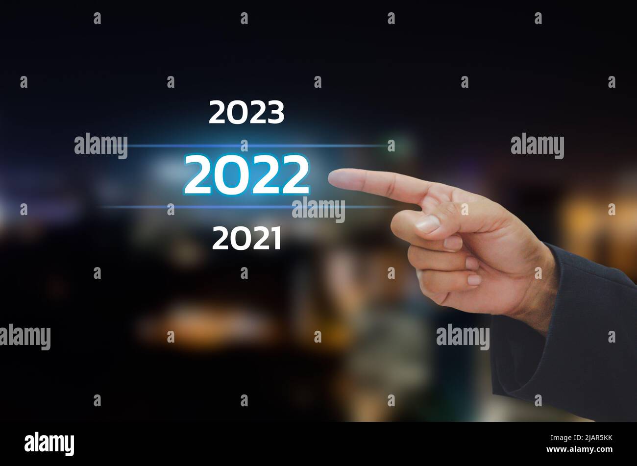 Geschäftsmann Hand berühren 2022 Jahre Zahl auf virtuellen Bildschirm Konzept digitale Trends, Industrie und Business-Trend. Copy space. Stockfoto