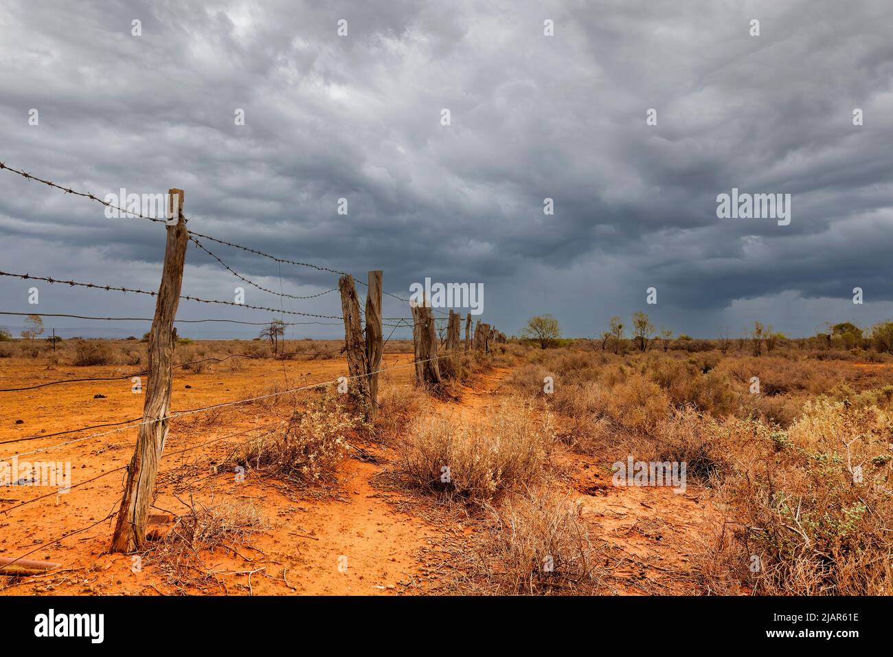 Verwitterte alte Pfosten und Drahtzaun im rauen australischen Outback Stockfoto