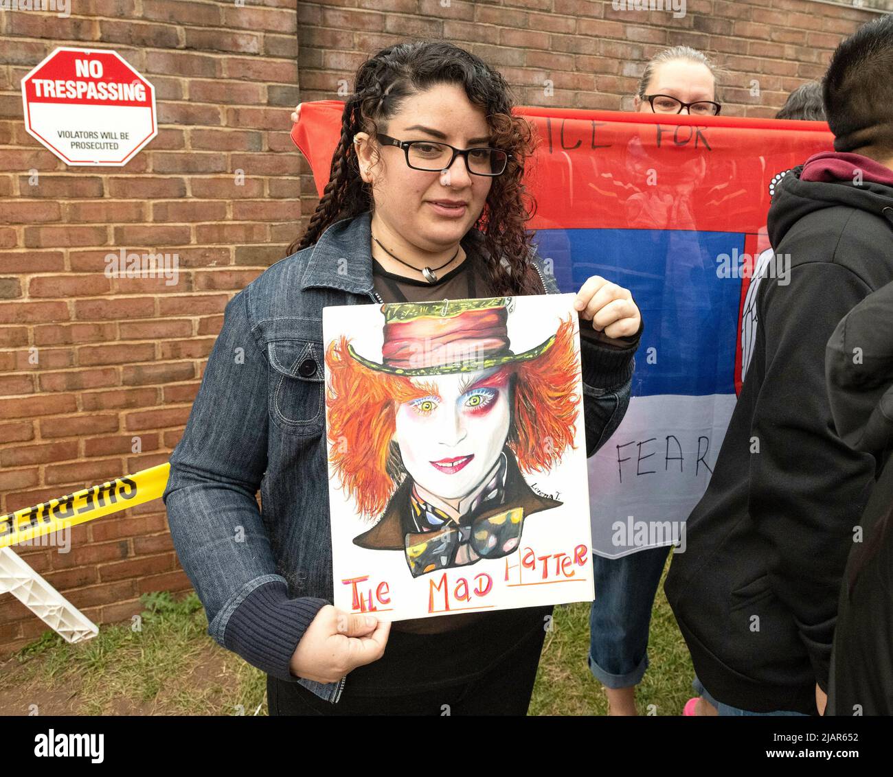 Lorena Torres aus Rehoboth Beach, Delaware, hält eine Bildaufnahme von Johnny Depp im Fairfax County Courthouse, in Fairfax, für die Wiederaufnahme ihres Zivilverfahrens mit Amber Heard am Freitag, 27. Mai 2022. Depp brachte eine Verleumdungsklage gegen seine ehemalige Frau, die Schauspielerin Amber Heard, ein, nachdem sie 2018 in der Washington Post einen Kommentar verfasst hatte, der ihn, ohne Depp zu nennen, des häuslichen Missbrauchs beschuldigte. Kredit: Ron Sachs/CNP (BESCHRÄNKUNG: KEINE New York oder New Jersey Zeitungen oder Zeitungen innerhalb eines 75 Meilen Radius von New York City) Stockfoto