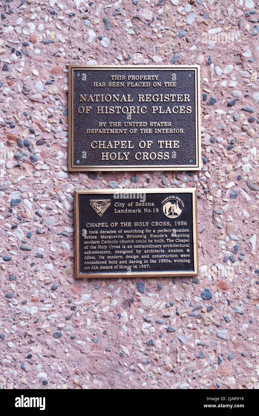 Plaketten im National Register of Historic Places vor der Chapel of the Holy Cross Church, Sedona, Arizona, USA Stockfoto